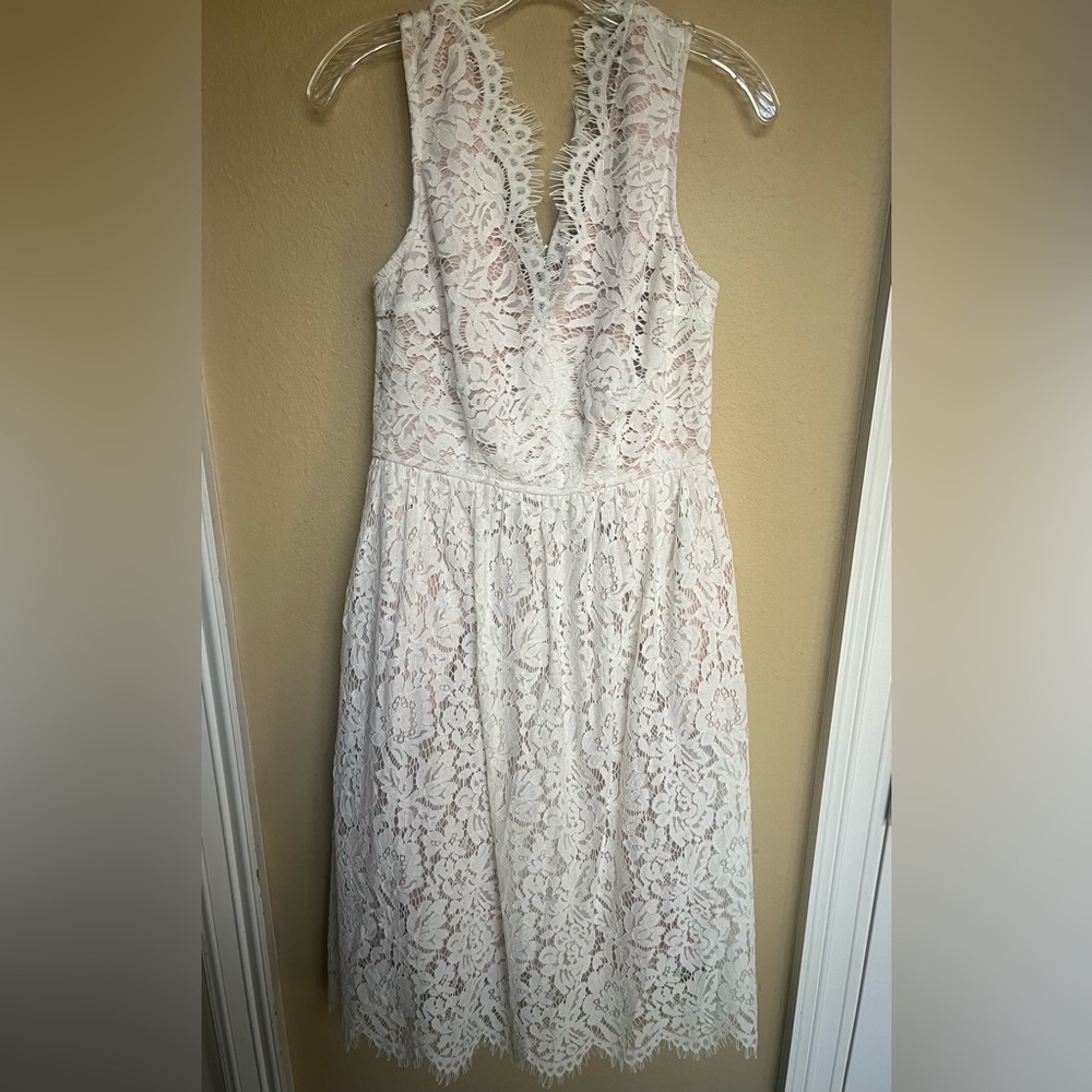 EUC Lulu’s white lace, fully lined, midi, v-neck, back zip, dress with pockets